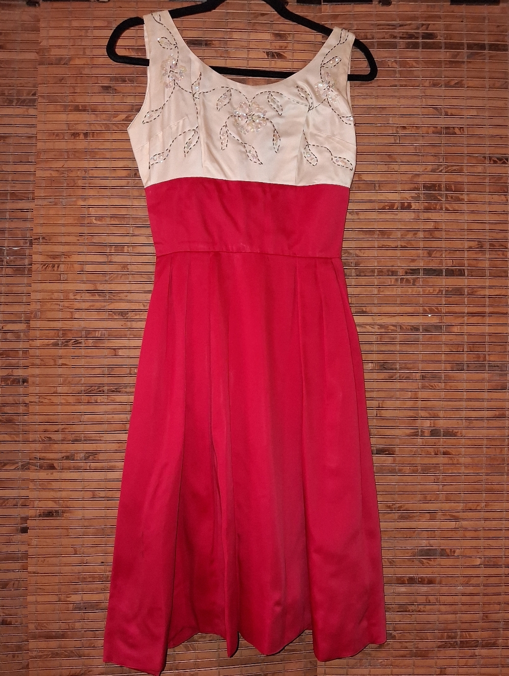 STUNNING! 1950s JUNIOR THEME NEW YORK  RED / IVORY FIT AND FLARE DRESS